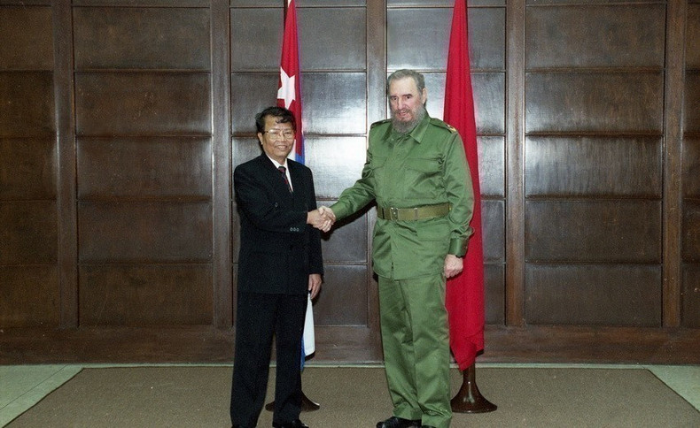 El presidente de Vietnam, Tran Duc Luong, se reúne con su similar cubano, Fidel Castro, durante una visita oficial a la isla caribeña, el 9 de abril de 2000.
