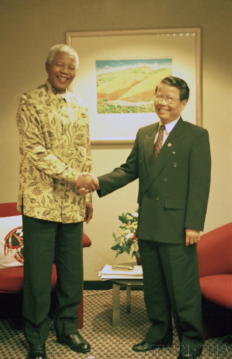 El presidente sudafricano Nelson Mandela, titular del Movimiento de Países No Alineados (MNOAL), da la bienvenida al presidente Tran Duc Luong a la XII Cumbre del MNOAL en Sudáfrica, septiembre de 1998.