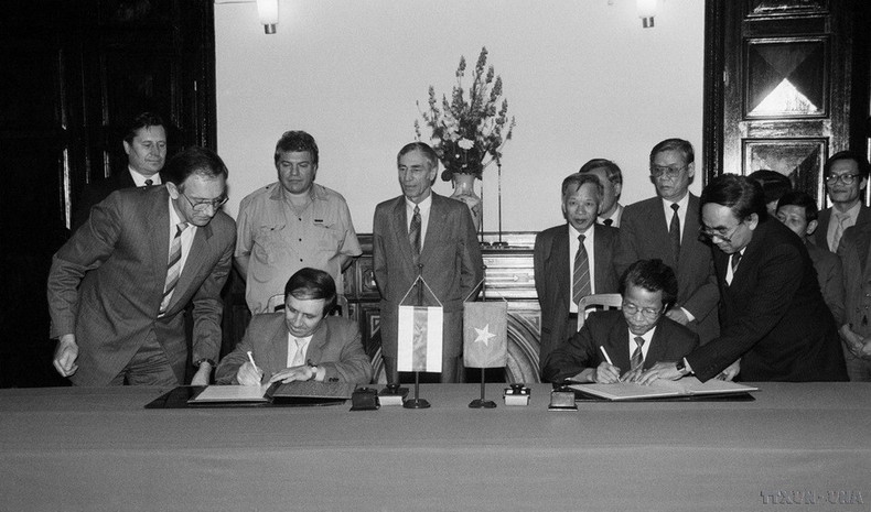 El vicepresidente del Consejo de Ministros Tran Duc Luong y su homólogo bielorruso Nikolay Kostikov firman el Acuerdo de Cooperación entre Vietnam y Bielorrusia en Hanói el 19 de marzo de 1992.