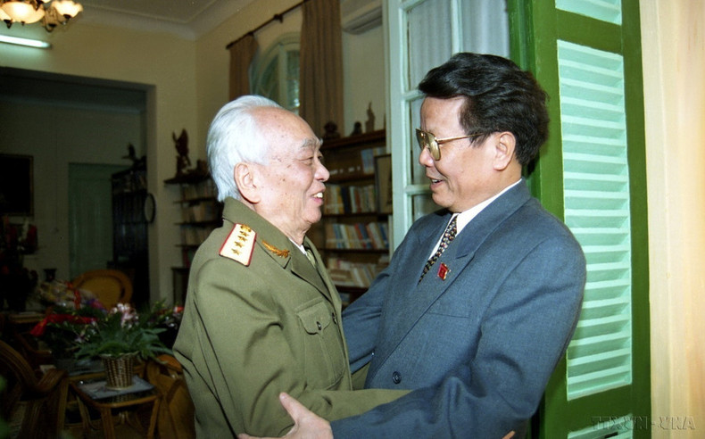 El presidente Tran Duc Luong visita al General Vo Nguyen Giap con motivo del 55º aniversario del Ejército Popular de Vietnam, en 1999.