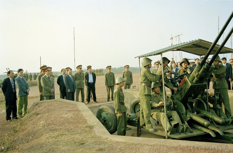 El presidente Tran Duc Luong inspecciona el entrenamiento de fuerzas de defensa aérea-antiaérea, el 8 de febrero de 1999.