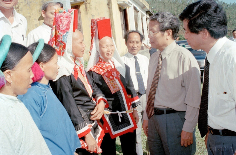El presidente Tran Duc Luong conversa con residentes de las minorías étnicas en la comuna de Phong Du, distrito montañoso de Tien Yen, provincia de Quang Ninh, en 1997.
