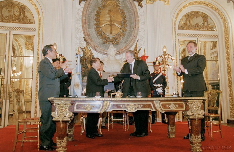El presidente vietnamita, Tran Duc Luong, y su homólogo argentino, Néstor Carlos Kirchner, firman una Declaración Conjunta, el 22 de noviembre de 2004.