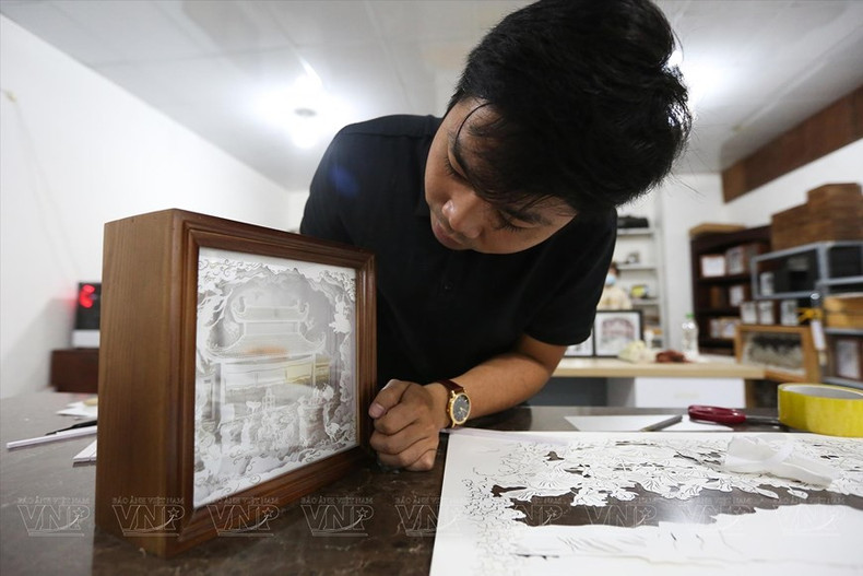 La lámpara de papel 3D de Duy combina el arte de plegar el papel al modo del origami japonés, las marionetas de sombras chinas y las linternas vietnamitas. La lámpara de papel 3D de Duy combina el arte de plegar el papel al modo del origami japonés, las marionetas de sombras chinas y las linternas vietnamitas.