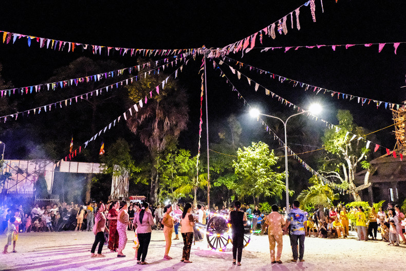 Las fiestas que celebra el pueblo jemer no estarían completas sin actuaciones artísticas. Por la noche, las bandas tocan mientras la multitud se reúne en círculos para cantar y bailar danzas tradicionales. El Pin Peat es un conjunto de instrumentos musicales tradicionales fabricados con cinco materiales: bronce, hierro, madera, cuero y viento. Las fiestas que celebra el pueblo jemer no estarían completas sin actuaciones artísticas. Por la noche, las bandas tocan mientras la multitud se reúne en círculos para cantar y bailar danzas tradicionales. El Pin Peat es un conjunto de instrumentos musicales tradicionales fabricados con cinco materiales: bronce, hierro, madera, cuero y viento.