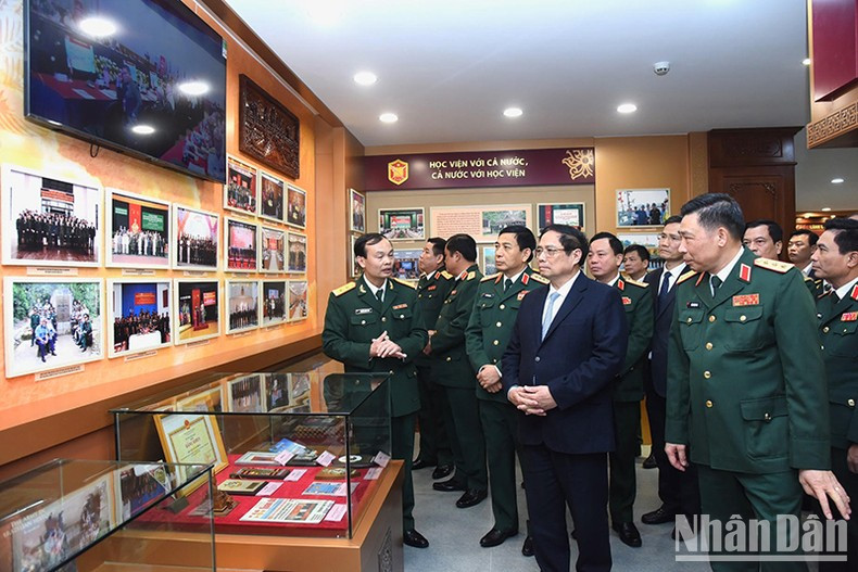 Minh Chinh visita la sala memorial de la Academia. Minh Chinh visita la sala memorial de la Academia.