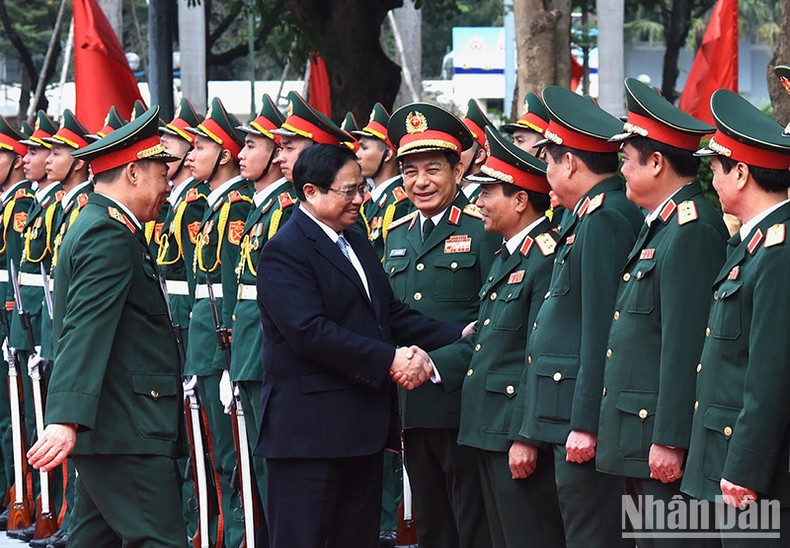 Minh Chinh con la jefatura del Ministerio de Defensa Nacional y profesores de la Academia de Defensa Nacional. Minh Chinh con la jefatura del Ministerio de Defensa Nacional y profesores de la Academia de Defensa Nacional.