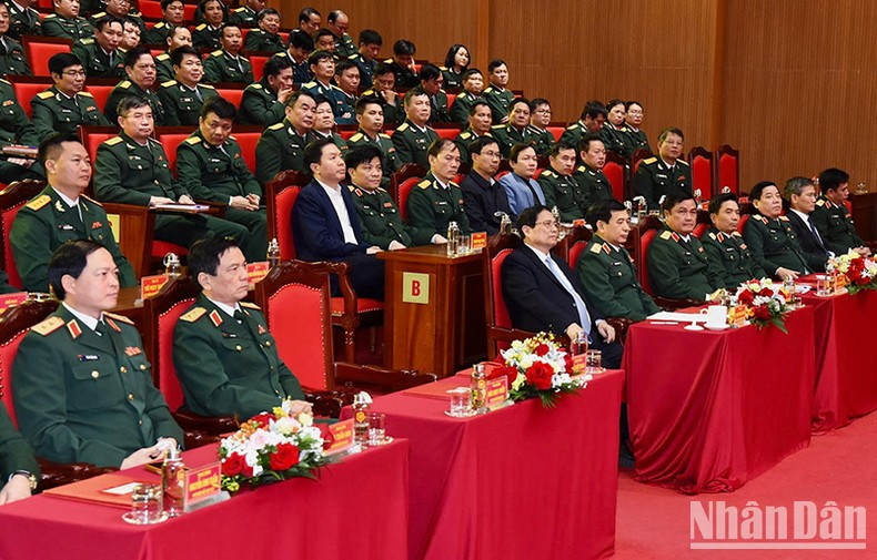Minh Chinh y otros delegados asistentes al evento. Minh Chinh y otros delegados asistentes al evento.