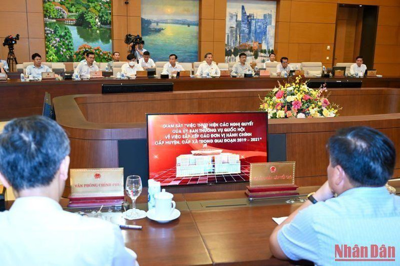Los delegados leen documentos sobre el tema debatido. Los delegados leen documentos sobre el tema debatido.