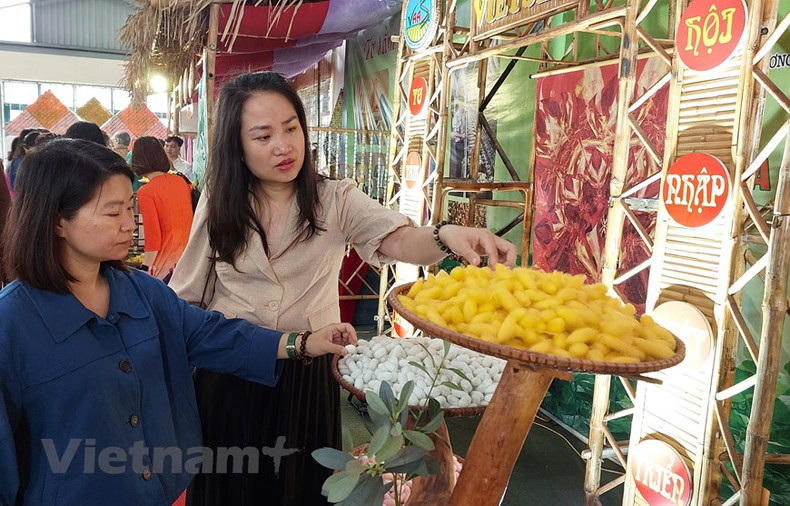La iniciativa recrea todo el proceso de criar gusanos de seda y tejer la seda. La iniciativa recrea todo el proceso de criar gusanos de seda y tejer la seda.