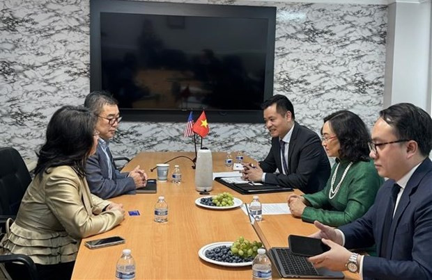 La viceministra vietnamita de Comercio Phan Thi Thang y representantes de la Cámara de Comercio de Asia-América. La viceministra vietnamita de Comercio Phan Thi Thang y representantes de la Cámara de Comercio de Asia-América.