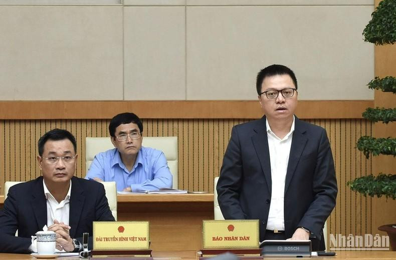 Le Quoc Minh, subjefe de la Comisión de Comunicación y Educación del Comité Central del Partido Comunista de Vietnam, presidente-editor del periódico Nhan Dan y titular de la Asociación de Peridotitas del país, interviene en la reunión. Le Quoc Minh, subjefe de la Comisión de Comunicación y Educación del Comité Central del Partido Comunista de Vietnam, presidente-editor del periódico Nhan Dan y titular de la Asociación de Peridotitas del país, interviene en la reunión.