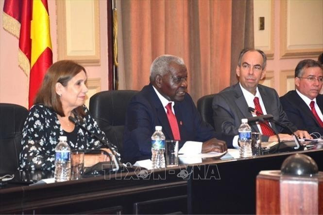 El presidente de la Asamblea Nacional del Poder Popular de Cuba habla en el encuentro.