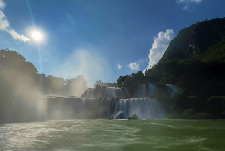 La cascada de Ban Gioc luce esplendorosa bajo el sol otoñal. (Foto: VNA)