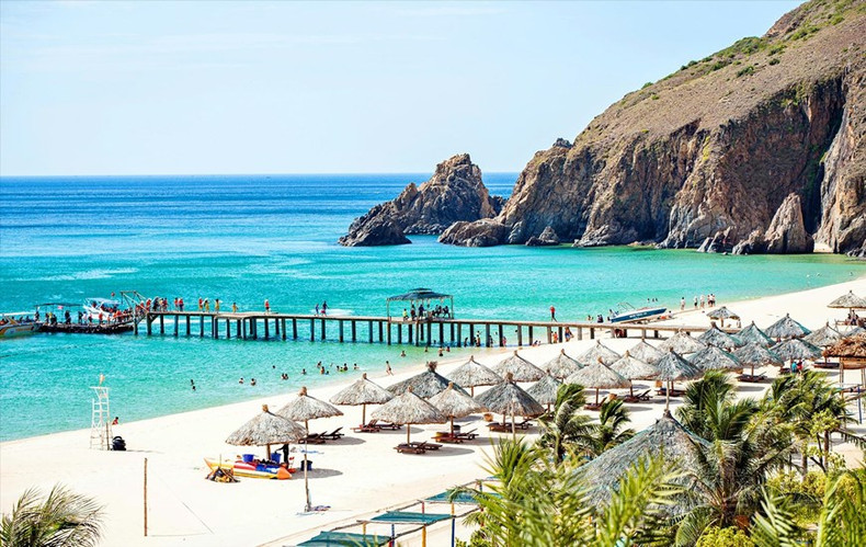 La belleza salvaje de la playa de Ky Co vista desde la montaña.