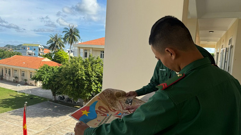 Los soldados aprovechan el descanso para leer el suplemento.