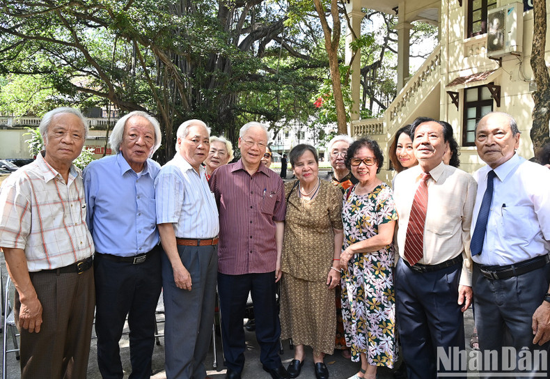 El secretario general Nguyen Phu Trong siempre es sencillo y cariñoso cuando está con profesores y amigos. El secretario general Nguyen Phu Trong siempre es sencillo y cariñoso cuando está con profesores y amigos.