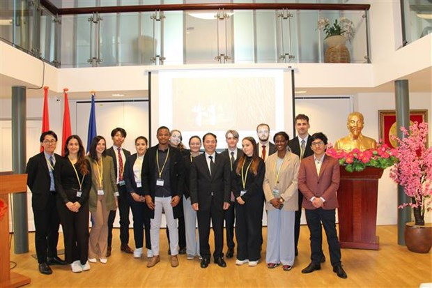 El embajador de Vietnam en Países Bajos, Pham Viet Anh, y estudiantes participantes en el evento. El embajador de Vietnam en Países Bajos, Pham Viet Anh, y estudiantes participantes en el evento.