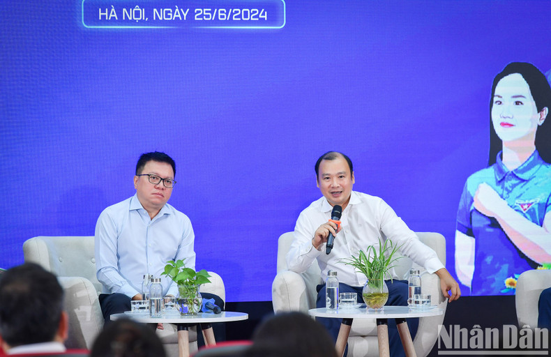 El editor en jefe de la Revista Comunista, Le Hai Binh, resalta que los jóvenes deben manifestar su valentía por ser una cualidad especialmente importante en la era actual de la tecnología y de muchos cambios. El editor en jefe de la Revista Comunista, Le Hai Binh, resalta que los jóvenes deben manifestar su valentía por ser una cualidad especialmente importante en la era actual de la tecnología y de muchos cambios.