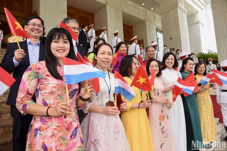 Ciudadanos capitalinos se despiden del premier de Luxemburgo.