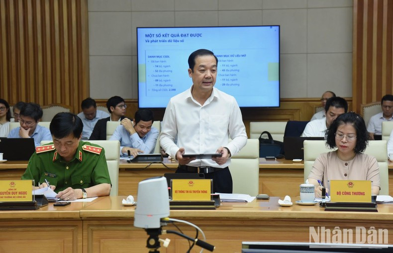 Habla Pham Duc Long, viceministro de Información y Comunicación.