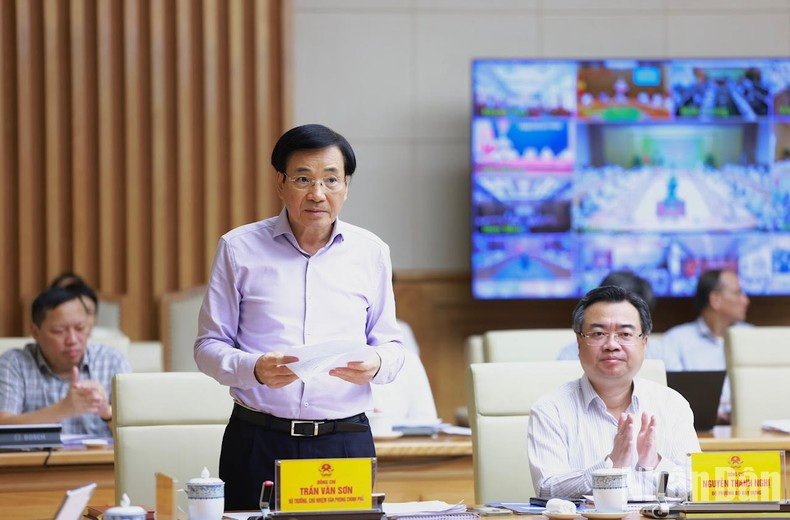 El ministro y jefe de la Oficina Gubernamental, Tran Van Son.