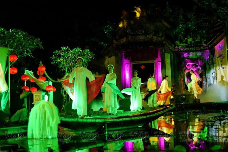 La noche del festival Ao Dai (traje tradicional) en Hoi An. La noche del festival Ao Dai (traje tradicional) en Hoi An.