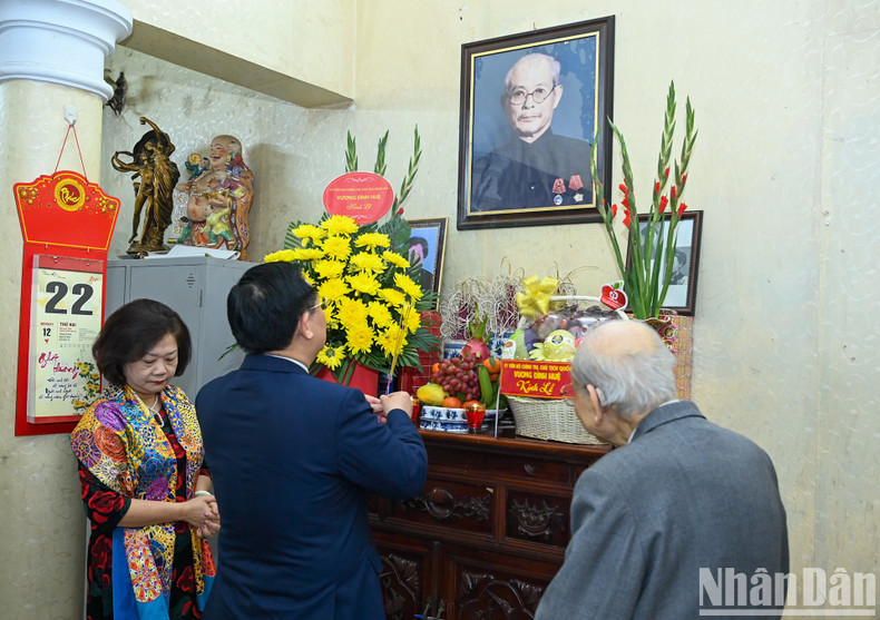Dinh Hue ofrece incienso en homenaje al ex jefe del Comité Permanente de la Asamblea Nacional, Bui Bang Doan. Dinh Hue ofrece incienso en homenaje al ex jefe del Comité Permanente de la Asamblea Nacional, Bui Bang Doan.
