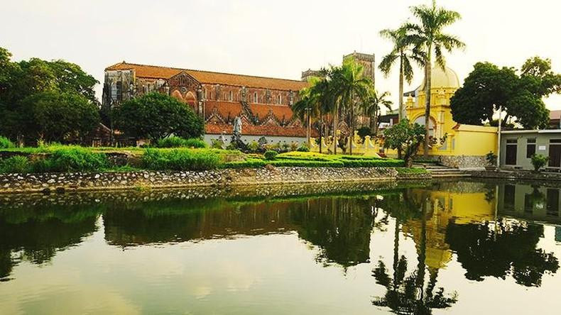 El destino está ubicado junto a un fresco lago de agua esmeralda.