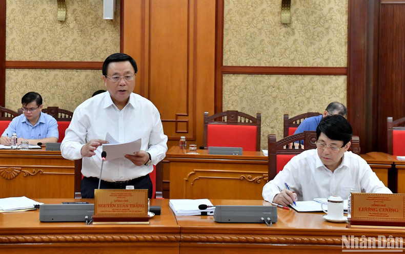 El miembro del Buró Político y presidente del Consejo Teórico Central del Partido Comunista de Vietnam y director de la Academia Nacional de Política Ho Chi Minh, Nguyen Xuan Thang, habla en el evento. El miembro del Buró Político y presidente del Consejo Teórico Central del Partido Comunista de Vietnam y director de la Academia Nacional de Política Ho Chi Minh, Nguyen Xuan Thang, habla en el evento.