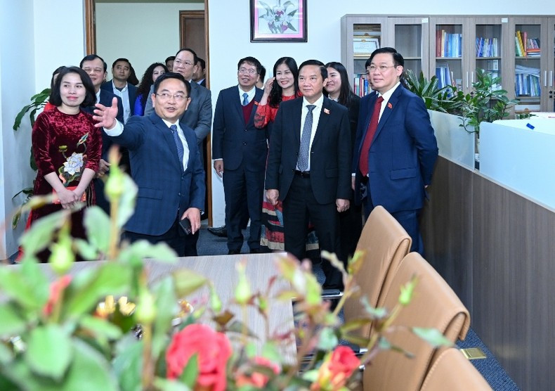 Dinh Hue visita la sede del Instituto de Estudios Legislativos. Dinh Hue visita la sede del Instituto de Estudios Legislativos.