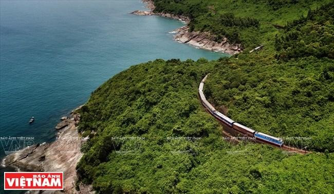 El ferrocarril “Thong Nhat” con itinerario que conecta el Norte y el Sur de Vietnam pasa por el paso de Hai Van.