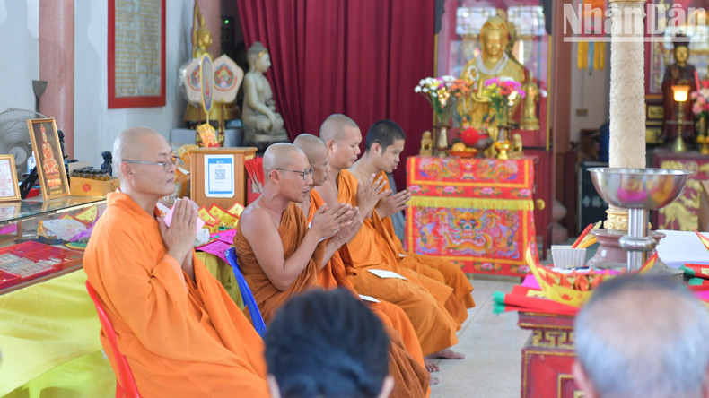 El monje que preside la ceremonia espera que los budistas promuevan la compasión, estén más unidos y sigan apoyando la obra budista de la pagoda. El monje que preside la ceremonia espera que los budistas promuevan la compasión, estén más unidos y sigan apoyando la obra budista de la pagoda.