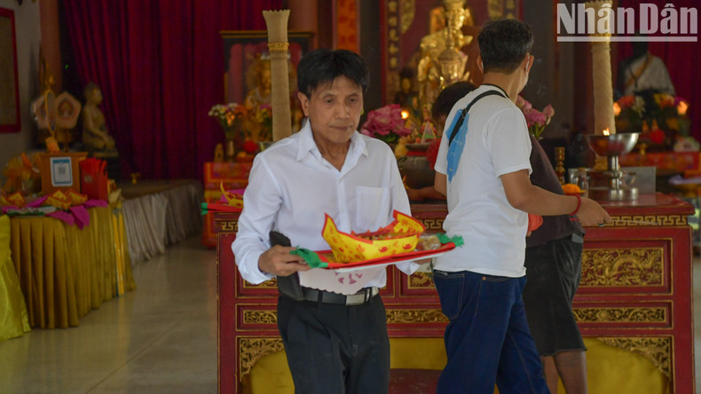 Un gran número de expatriados de Bangkok y alrededores acuden al templo desde primera hora de la mañana para preparar la ceremonia. Un gran número de expatriados de Bangkok y alrededores acuden al templo desde primera hora de la mañana para preparar la ceremonia.