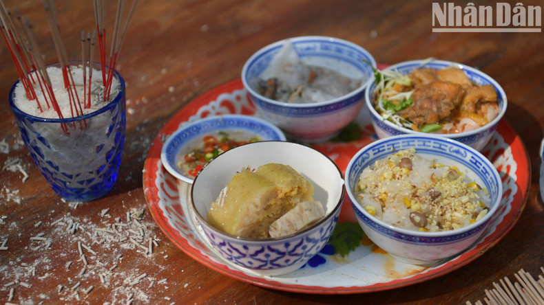 La bandeja de ofrendas impregnada de sabores vietnamitas. La bandeja de ofrendas impregnada de sabores vietnamitas.