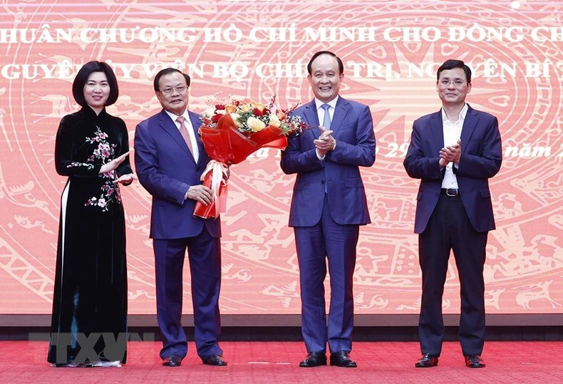 Dirigentes del Consejo Popular de Hanói entregan flores para felicitar a Pham Quang Nghi. Dirigentes del Consejo Popular de Hanói entregan flores para felicitar a Pham Quang Nghi.