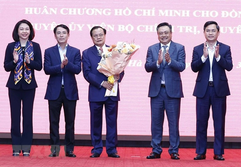 Dirigentes del Comité Popular de Hanói felicitan a Pham Quang Nghi. Dirigentes del Comité Popular de Hanói felicitan a Pham Quang Nghi.