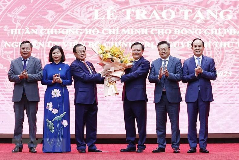 Dirigentes del Comité del PCV en Hanói felicitan a Pham Quang Nghi. Dirigentes del Comité del PCV en Hanói felicitan a Pham Quang Nghi.