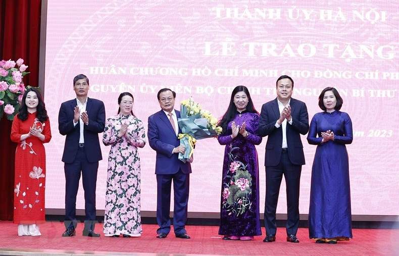 La Junta Permanente del Comité del Frente de la Patria de Vietnam en Hanói felicita al exdirgente partidista de la capital. La Junta Permanente del Comité del Frente de la Patria de Vietnam en Hanói felicita al exdirgente partidista de la capital.