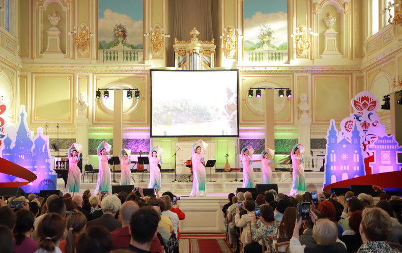 Las actuaciones de artistas vietnamitas presentan al público ruso las singulares características de la cultura vietnamita, que aunque geográficamente distantes, son muy familiares y cercanas al pueblo ruso. Las actuaciones de artistas vietnamitas presentan al público ruso las singulares características de la cultura vietnamita, que aunque geográficamente distantes, son muy familiares y cercanas al pueblo ruso.