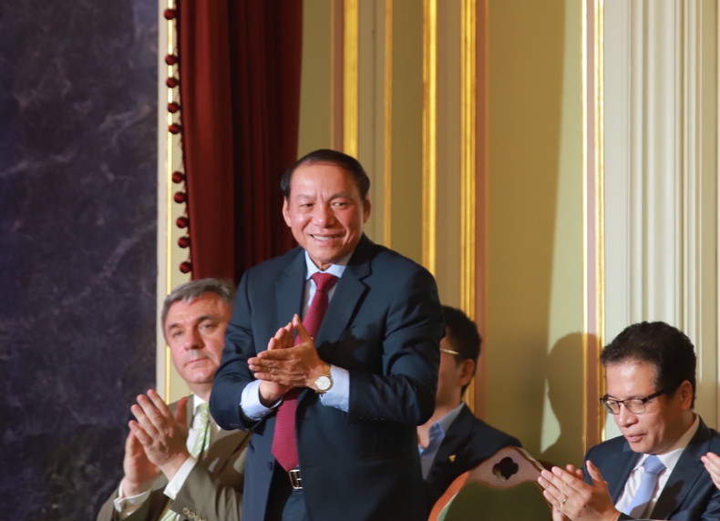 El ministro de Cultura, Deportes y Turismo de Vietnam, Nguyen Van Hung, en el evento. El ministro de Cultura, Deportes y Turismo de Vietnam, Nguyen Van Hung, en el evento.