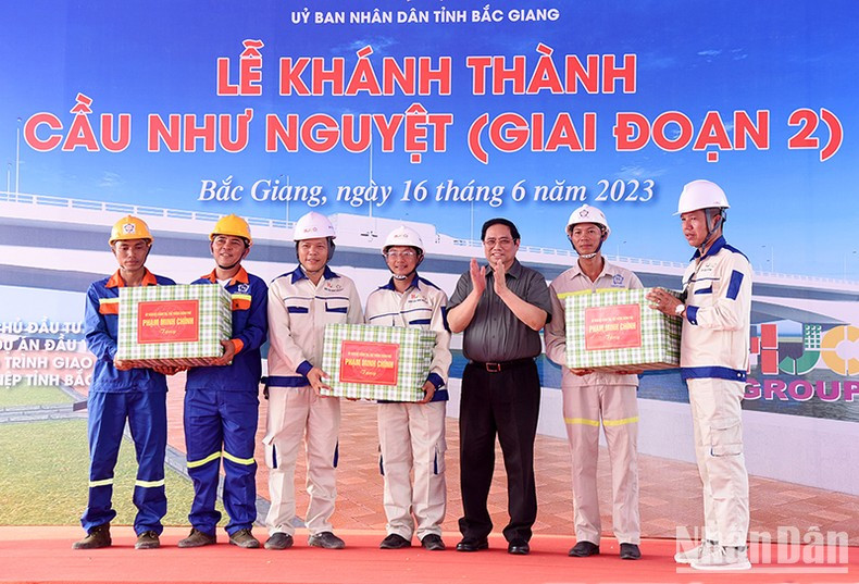 Minh Chinh entrega obsequios a unidades de construcción del proyecto. Minh Chinh entrega obsequios a unidades de construcción del proyecto.