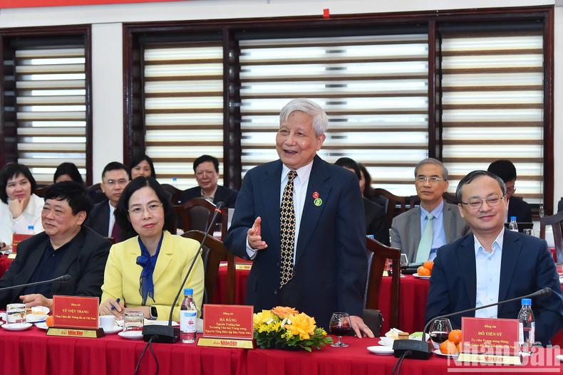 El periodista Ha Dang, ex redactor jefe de Nhan Dan y jefe de la Comisión de Comunicación y Educación del Partido, interviene en la reunión.