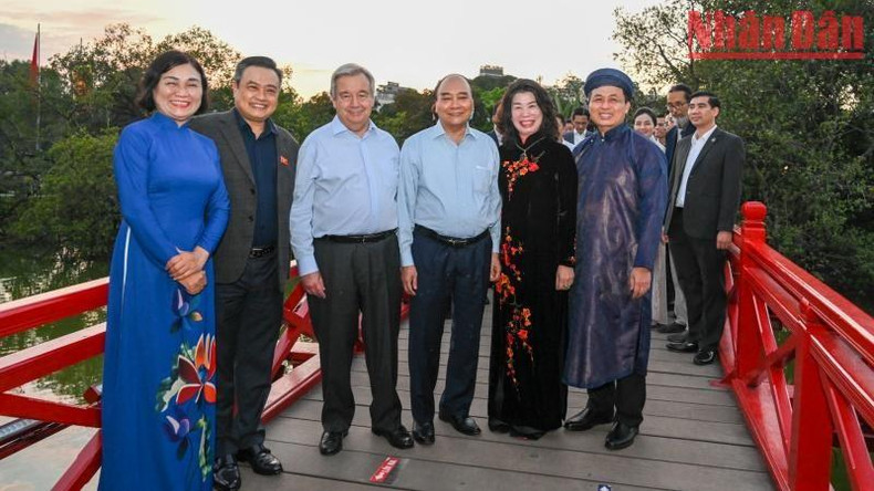 Los dos se toman fotos en el puente The Huc.