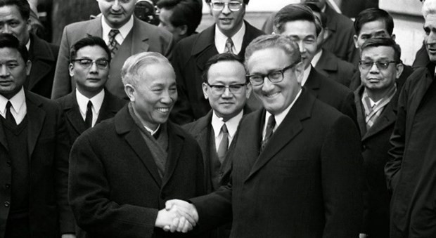 Henry A. Kissinger y Le Duc Tho se dan la mano tras la firma del Acuerdo de París. (Foto: Archivos Nacionales de Estados Unidos) Henry A. Kissinger y Le Duc Tho se dan la mano tras la firma del Acuerdo de París. (Foto: Archivos Nacionales de Estados Unidos)