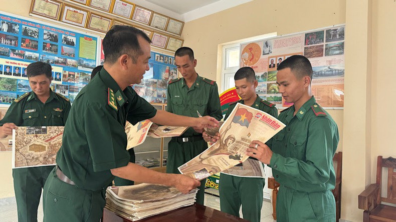 El teniente coronel Luu Quang Muoi, comisario político de la estación de guardia fronteriza, se encarga de distribuir el suplemento entre los soldados.