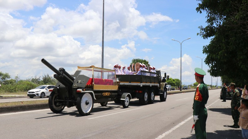 El coche fúnebre pasa por los distritos de Binh Son y Son Tinh, hacia a la comuna de Pho Khanh, municipio de Duc Pho.