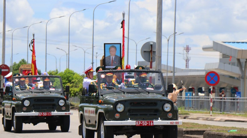 A las 11:30, el coche fúnebre del expresidente Tran Duc Luong parte del aeropuerto de Chu Lai rumbo al municipio de Duc Pho, su tierra natal.