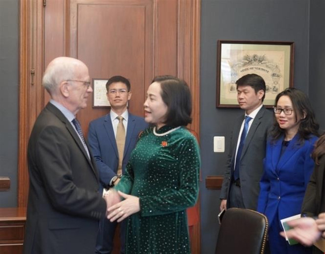 La vicepresidenta de la Asamblea Nacional de Vietnam, Nguyen Thi Thanh, y el senador Peter Welch. (Foto: VNA) La vicepresidenta de la Asamblea Nacional de Vietnam, Nguyen Thi Thanh, y el senador Peter Welch. (Foto: VNA)