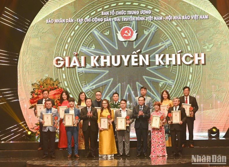 Los viceprimeros ministros Tran Hong Ha y Tran Luu Quang entregan los Premios de Consolación a los autores. Los viceprimeros ministros Tran Hong Ha y Tran Luu Quang entregan los Premios de Consolación a los autores.